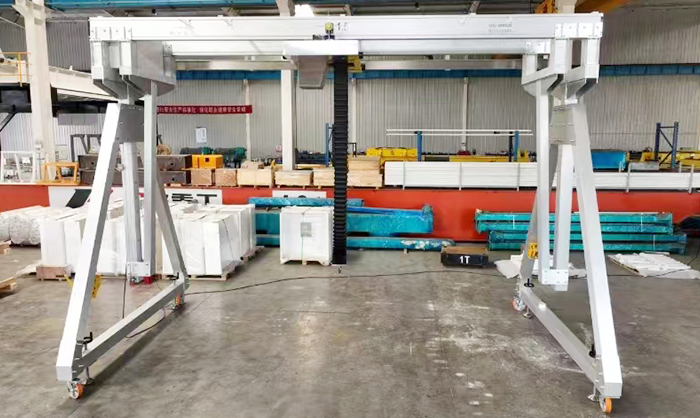 Liftable aluminum rail crane