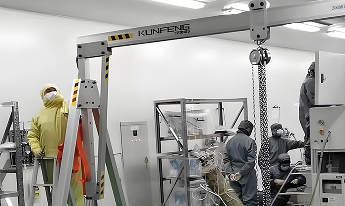 Foldable aluminum rail crane